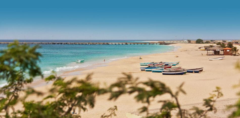 Barcos na praia da cidade do Porto Inglês, Maio