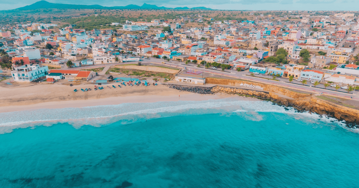 Vista aérea da Vila do Maio e da praia